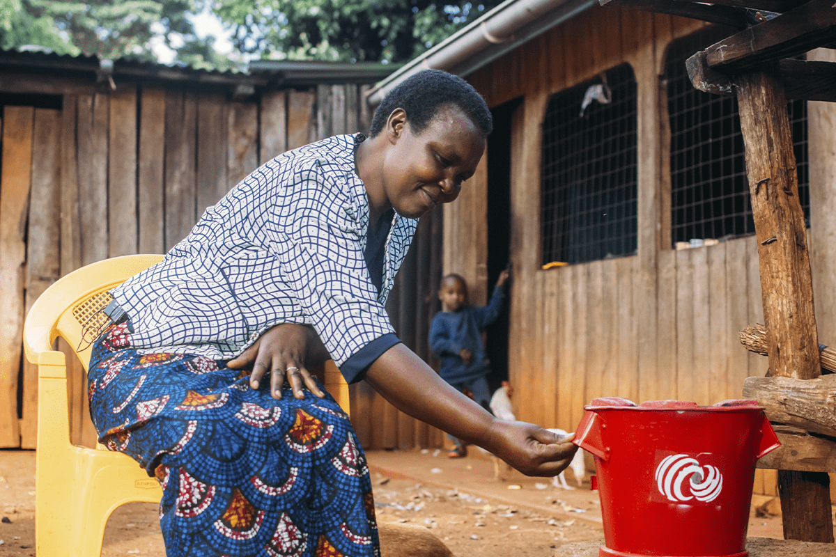 Net zero_Local woman with energy-efficient cookstove as the part of Hongera Energy Efficient Cookstoves Project in Kenya_visual 6