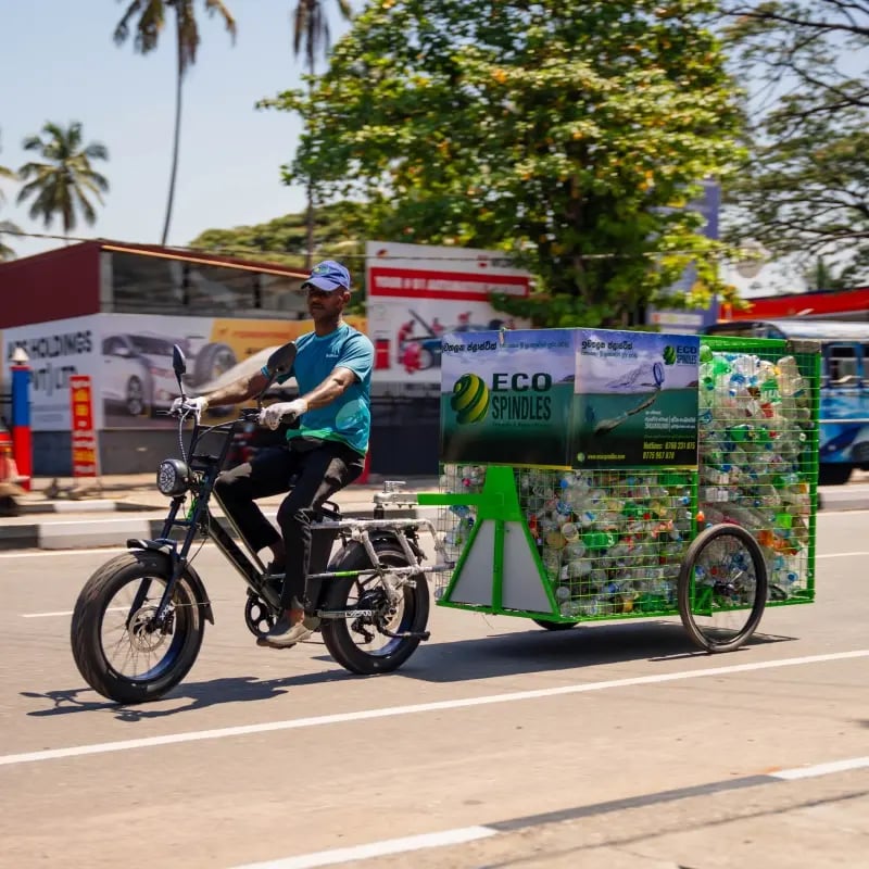 Green Wheels Plastic Collection Project in Sri Lanka: e-bike verzamelt plastic voor recycling.