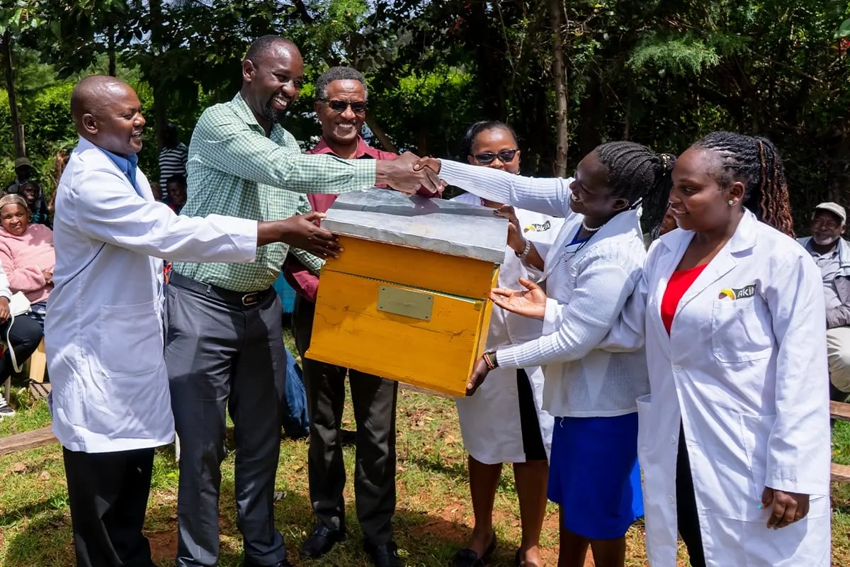 Sweet solutions_ the role of bees and Impact Investments in environmental restoration_DGB team members and people from a local community during hives distribution_visual 7 (1)