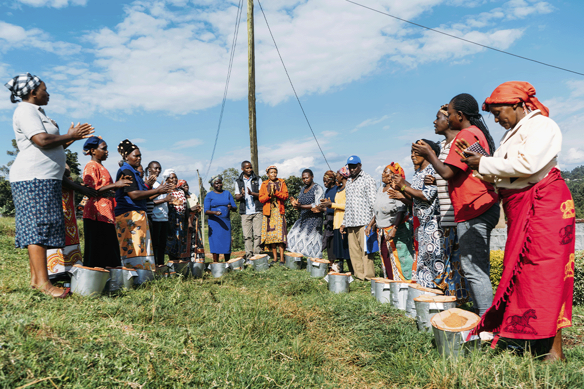 The benefits of nature-based solutions for businesses_Local community with new cookstoves as a part of Hongera Energy Efficient Cookstoves Project_visual 6