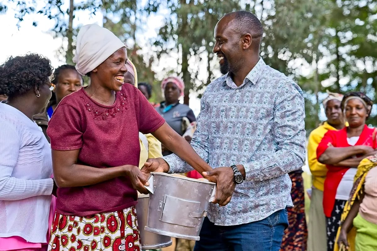 Waarom u in natuurprojecten zou moeten investeren, in plaats van in vastgoed_Local community and DGB members during the delivery of cookstoves in Kenya_visual 6